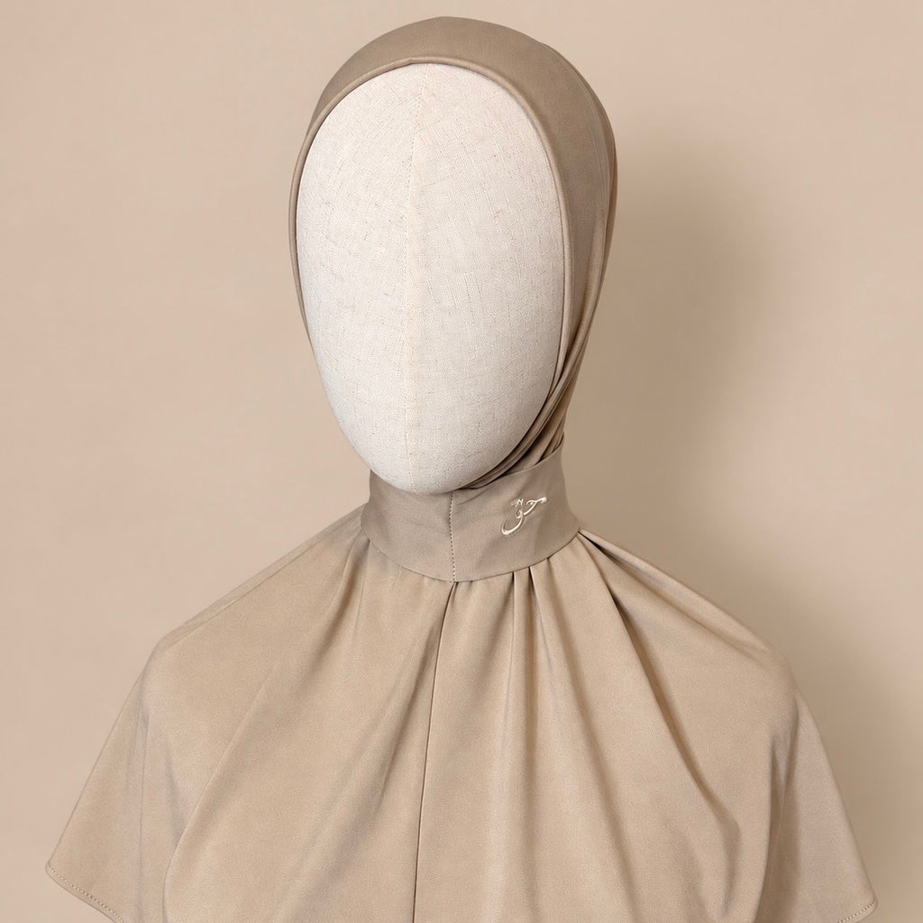 Cagoule hijab en jersey premium – Beige sable – Broderie حق