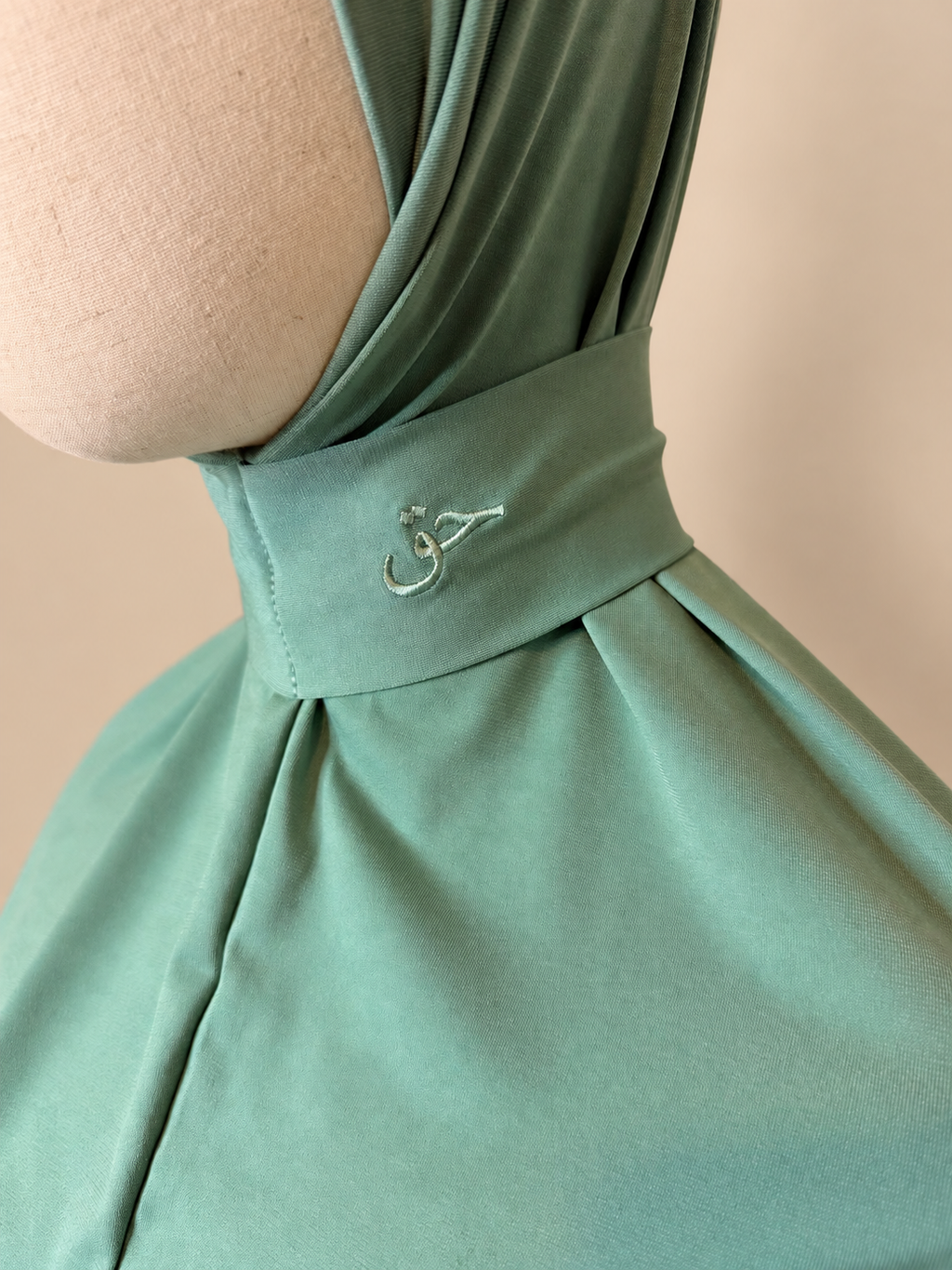Cagoule hijab en jersey premium – Vert eucalyptus – Broderie حق