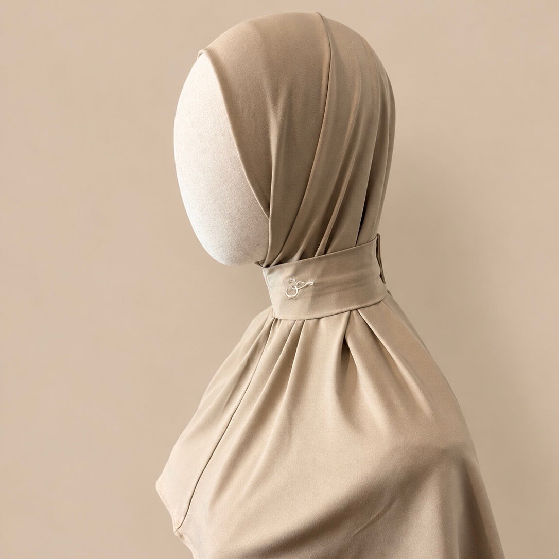 Cagoule hijab en jersey premium – Beige sable – Broderie حق